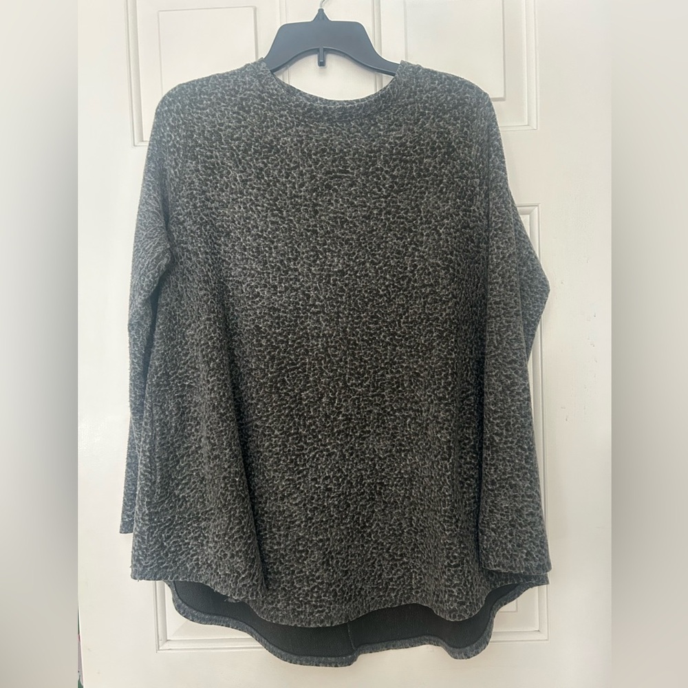 Women’s Warm & Cozy Hi-Low Sweater. Size L.